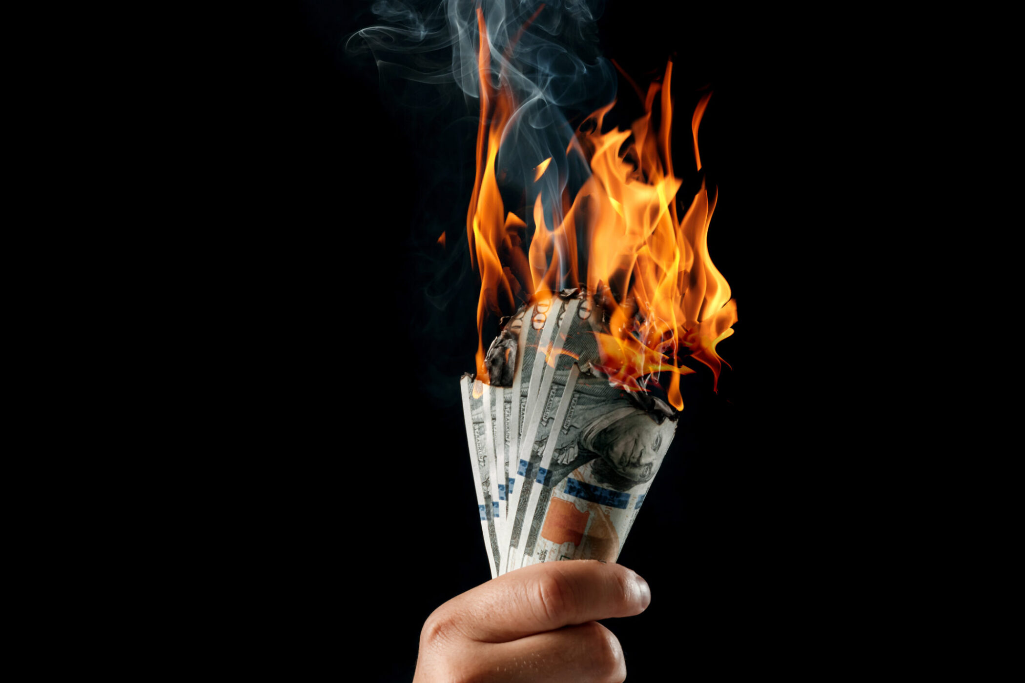 Цветы деньги и огонь. Деньги в огне. Деньги горят. Доллар горит. Сжигают доллары.